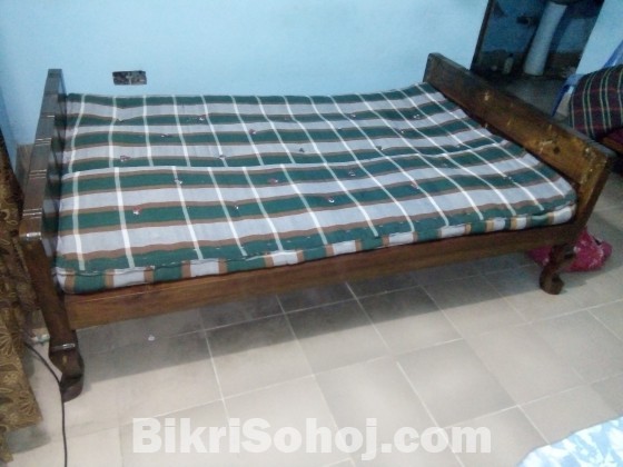 Single wood bed